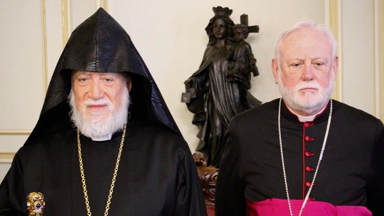 Gallagher érsek és I. Aram pátriárka