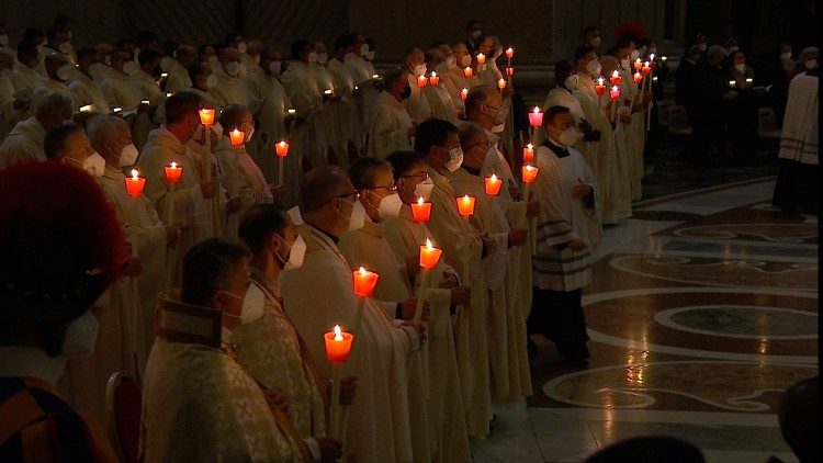Redovnici na misi u Bazilici svetoga Petra