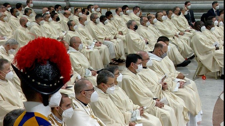 Participantes en la misa en la Jornada Mundial de Oración por la Vida Consagrada en la Basílica de San Pedro