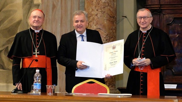 La concesión de la Medalla del Pontificado a Győző Vörös. En la foto con los cardenales Parolin y Ravasi