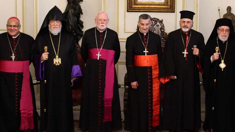 Dom Gallagher com líderes religiosos no Líbano