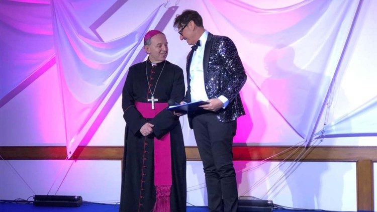Il vescovo Antonio Suetta e il direttore artistico, Fabrizio Venturi, sul palco del Festival di Musica Cristiana a Sanremo