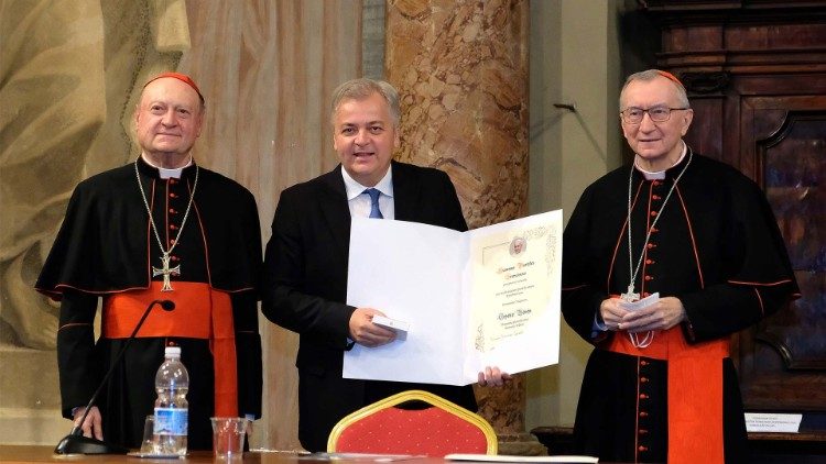 Il conferimento della Medaglia del Pontificato a Győző Vörös. Nella foto con i cardinali Parolin e Ravasi
