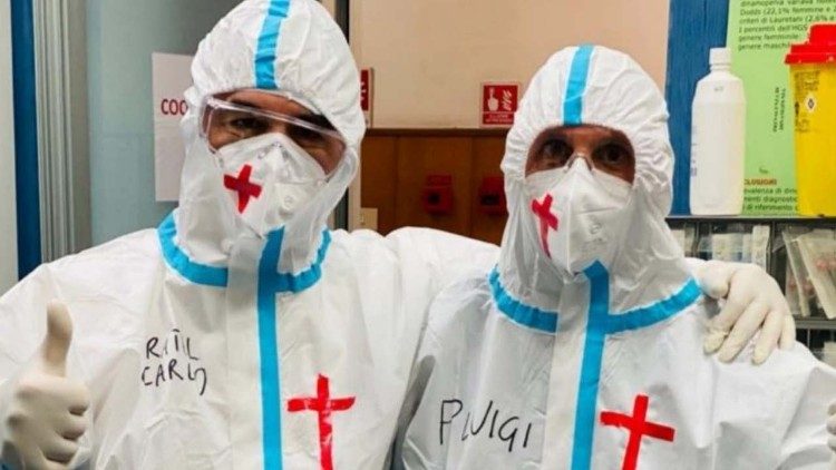 Due operatori sanitari in questo tempo segnato dalla pandemia.