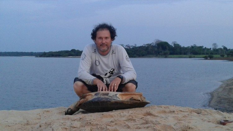 Una residente de Terra Santa, en Pará, comprometida con marcar a las tortugas adultas