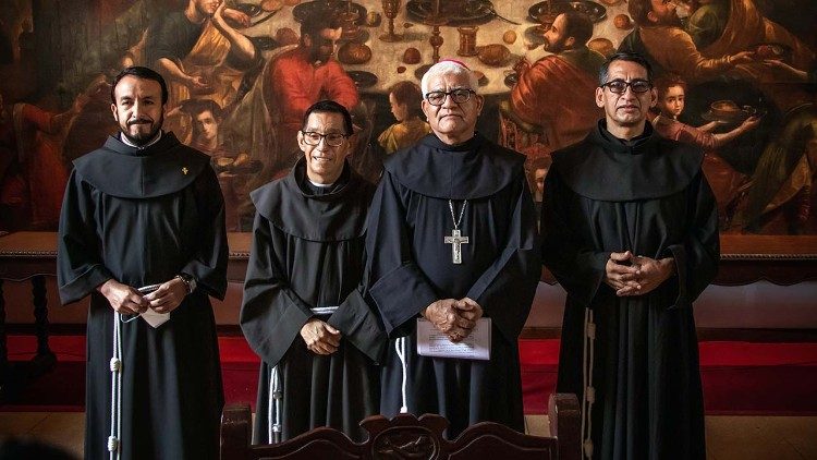 Mons. Miguel Cabrejo y frailes del Convento San Francisco de Lima 