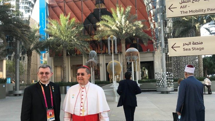 Monsignor Trafny (a sinistra) e il cardinal Ayuso, presidente dell'Alto Comitato, davanti al padiglione della Santa Sede prima della visita