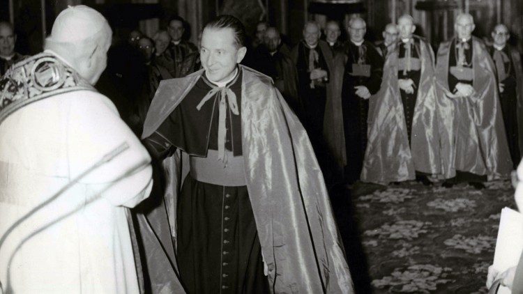 Jonas XXIII sveikina vyskupą Remi J. De Roo pirmojoje Vatikano II susirinkimo sesijoje 