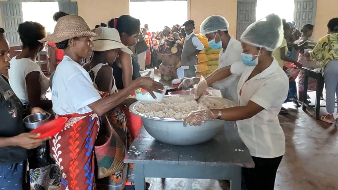 La distribuzione di pasti caldi a Manakara, a cura del Pam