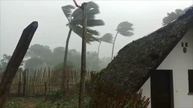 La forza del vento a Mananjary, nel sud est del Madagascar