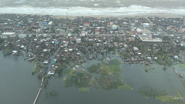 La distruzione del ciclone sulla costa orientale del Madagascar vista dall'aereo