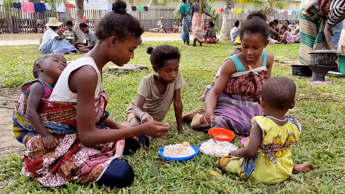 Aj rodiny na Madagaskare dostávajú potravinovú pomoc od OSN
