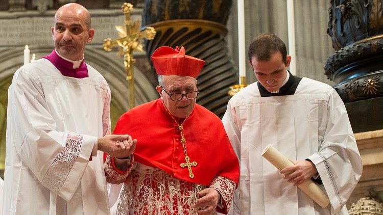Kardinál Luigi de Magistris v roce 2015
