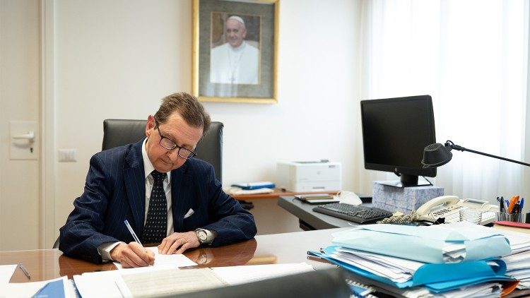 Alessandro Cassinis Righini en su oficina