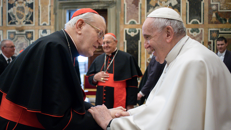 Ferenc pápa a közgyűlésen köszönti Erdő Péter bíborost 