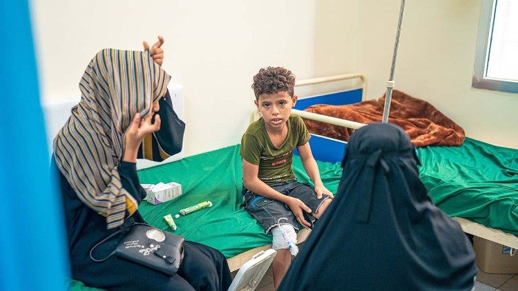 Criança em um Hospital da Cáritas em Medmar, Iêmen