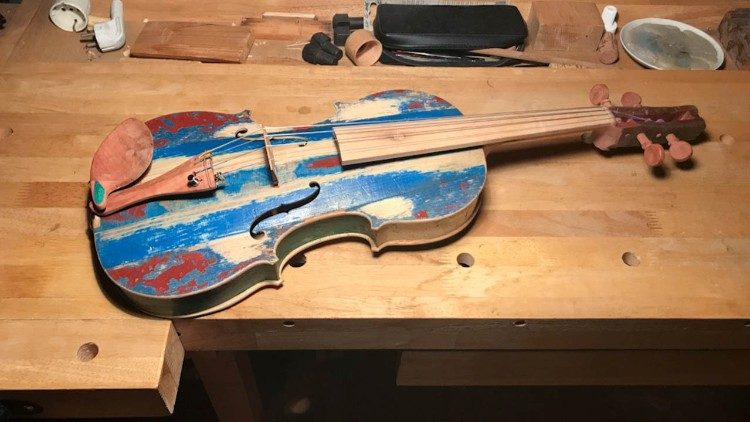 Il violino del mare appena completato nel laboratorio del carcere di Opera