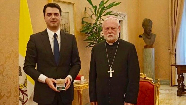  Mons Paul Gallagher riceve il leader del partito democratico d'Albania Lulzim Basha (lunedì 21 febbraio 2022)