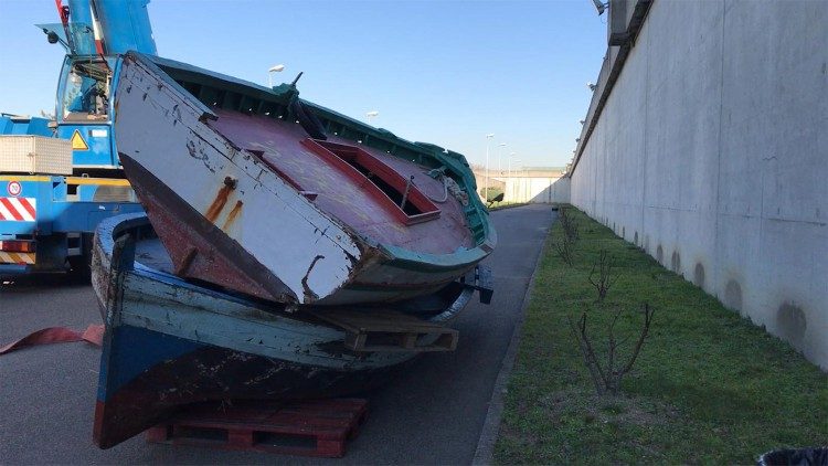 Uno dei barconi di Lampedusa da cui viene recuperato il legno per i "Rosari del mare"