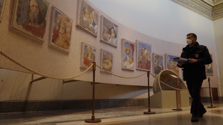 Il custode controlla una sala della Pinacoteca