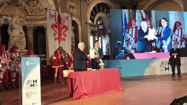 Il cardinale Bassetti e il sindaco di Firenze Nardella mostrano il documento firmato nell'incontro in corso 