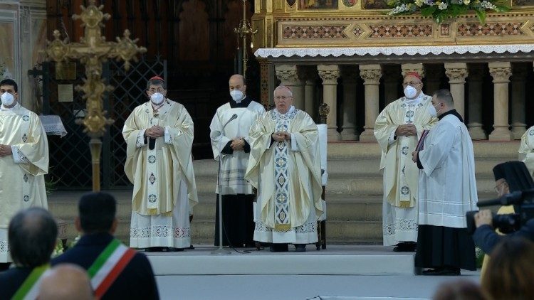 La celebrazione della Messa nella Basilica di Santa Croce