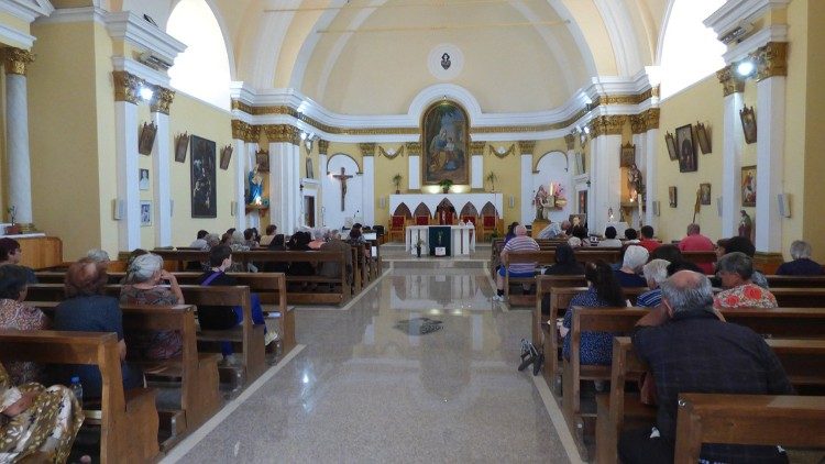 Fiéis em oração em igreja na Bulgária