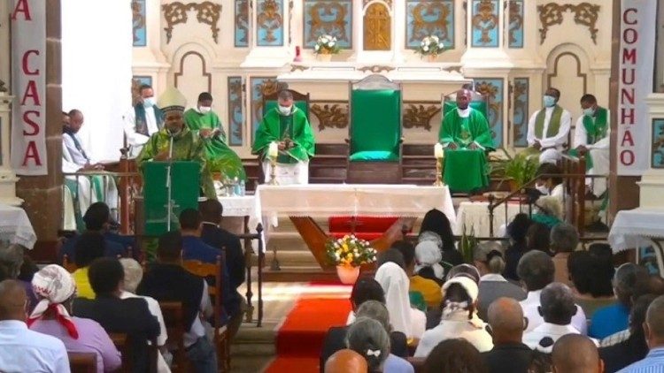D. Ildo Fortes durante a Celebração na igreja Nossa Senhora do Rosário (Cabo Verde)