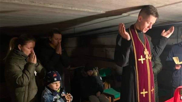 Sacerdote celebra a Missa em um bunker na cidade de Vyšhorod, nos arredores de Kiev