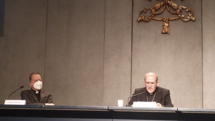 L'intervento del cardinale José Tolentino de Mendonça, al suo fianco monsignor Cesare Pasini