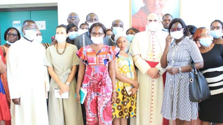 Mgr Paolo Borgia avec le personnel de l'hôpital Saint Joseph Moscati de Yamoussoukro