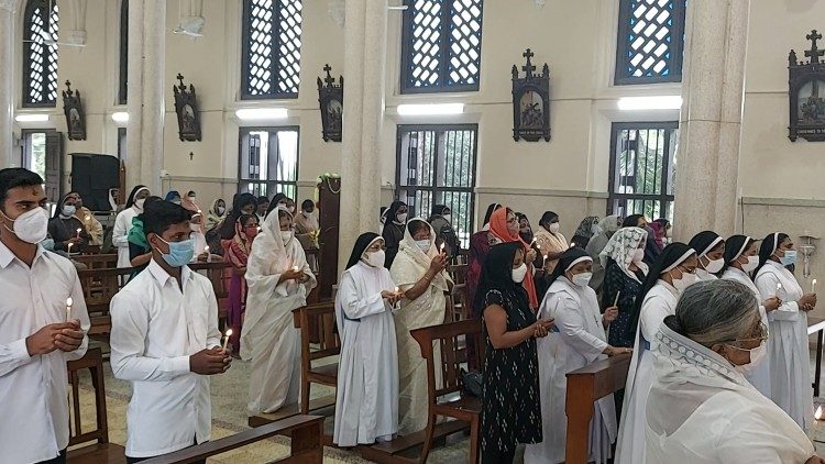 ദിവ്യബലിയിൽ തിരികൾ കത്തിച്ചു പിടിച്ചുകൊണ്ടാണ് യുക്രെയ്ന് വേണ്ടി പ്രത്യേക പ്രാർത്ഥനകൾ അർപ്പിക്കുന്ന വിജയപുരം രൂപത   