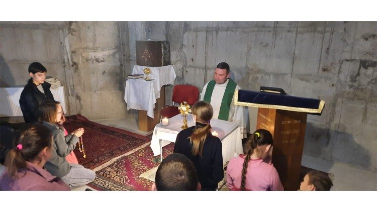 Adoracja Najświętszego Sakramentu w schronie pod kościołem w Kijowie