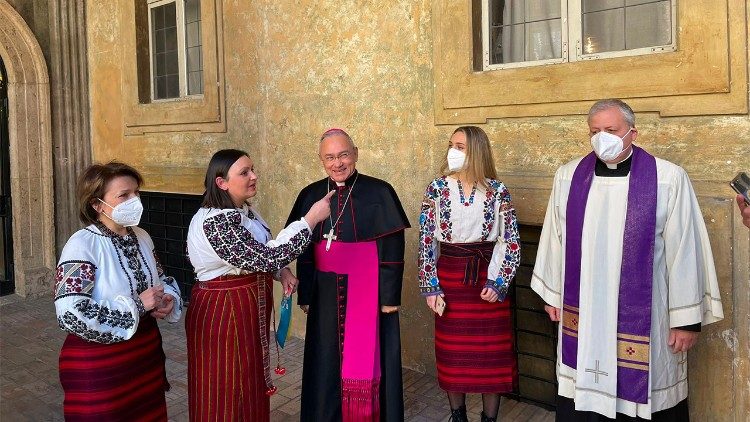 Monsignor Peña Parra con le tre donne ucraine che hanno intonato un canto per il loro Paese
