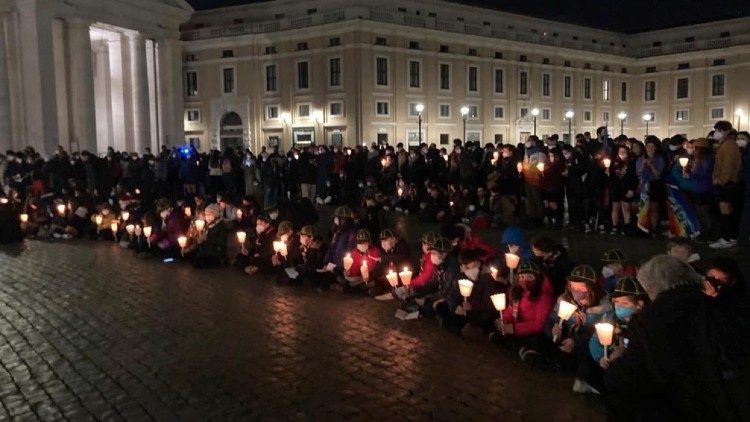 Escoteiros católicos rezam juntos pela paz na Ucrânia, na Praça São Pedro