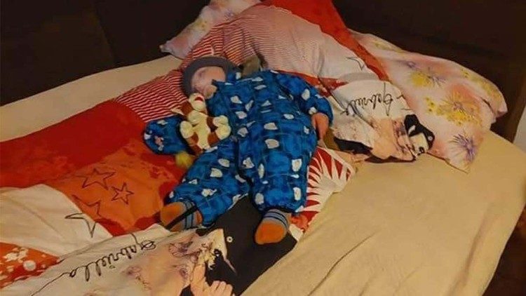 Il bambino che non riusciva a placarsi finché non ha trovato un letto al sicuro
