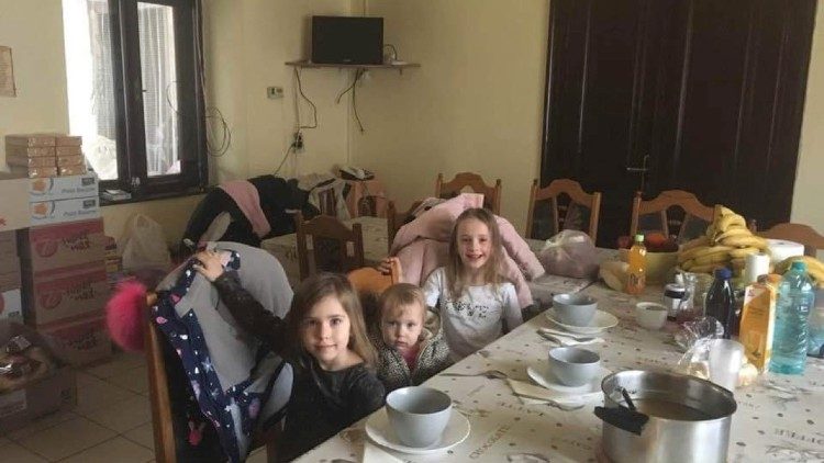 Alcuni bambini ucraini accolti dai gesuiti a Sighet