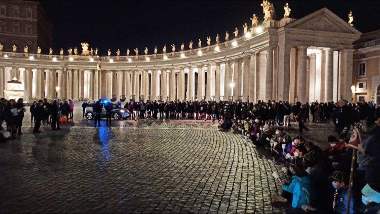 Un momento della preghiera degli scout dell'Agesci Lazio in piazza San Pietro (3 marzo 2022)