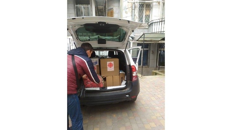 Distribution of emergency goods to displaced families in Odessa. Photo Caritas Spes