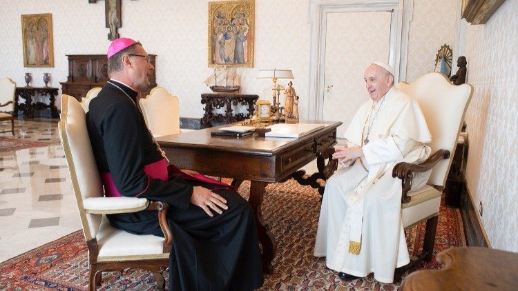 Bild aus besseren Zeiten: Der Nuntius in Kiew, Erzbischof Visvaldas Kulbokas, bei einem Treffen mit Papst Franziskus vom September 2021