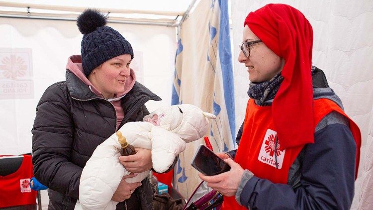 Miembros de Caritas Polonia ayudan a las personas que vienen huyendo de la guerra en Ucrania