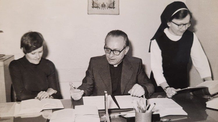 A magyar szerkesztőség a 70-es években: Ipacs Katalin, P. Szabó Ferenc és Puskely Mária, Kordia nővér