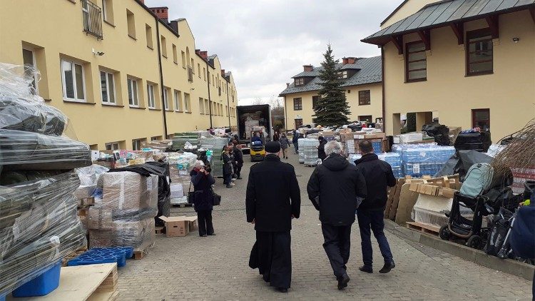 Krajewsky bíboros hétfőn egy lengyel befogadóközpontba érkezett      