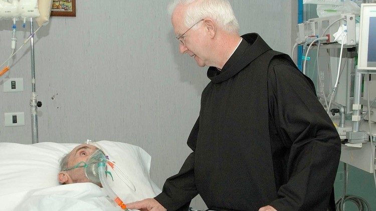 Un religioso dell'Ordine ospedaliero San Giovanni di Dio con un malato
