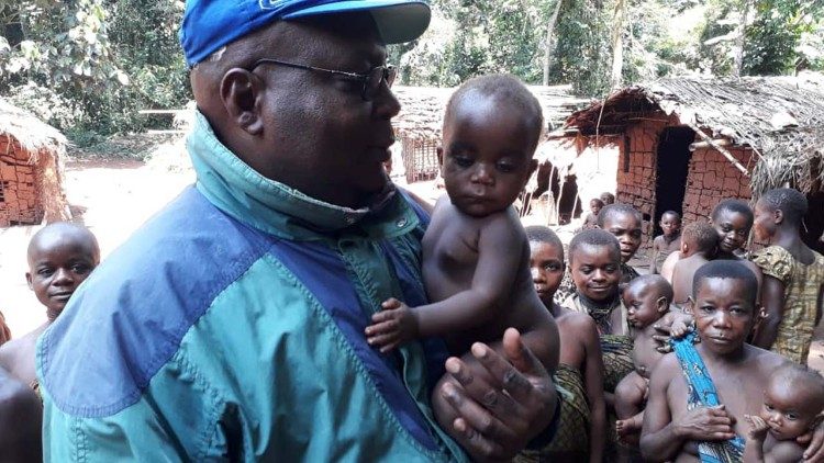Pierre Latevi, missionario comboniano che opera nella cittadina di Mungbere, nel nord-est della Rd del Congo