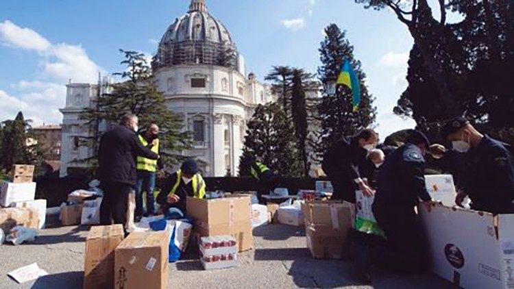 La raccolta di medicinali, indumenti e generi alimentari donati da uffici e dipendenti vaticani