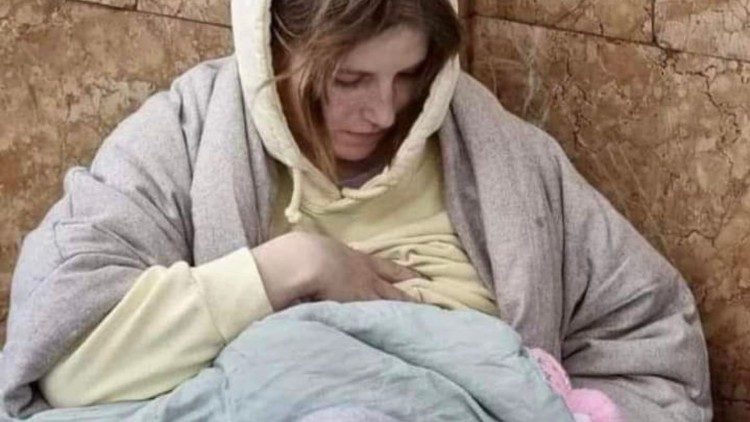 "Die Madonna von Kiew": Aufnahme einer jungen Mutter mit ihrem Baby, die in diesen Tagen in der Kiewer U-Bahn Schutz suchte. Foto: @andrasfoldesjournalist