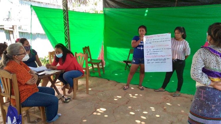 Formación para las mujeres en la comunidad indígena de la Amazonía peruana