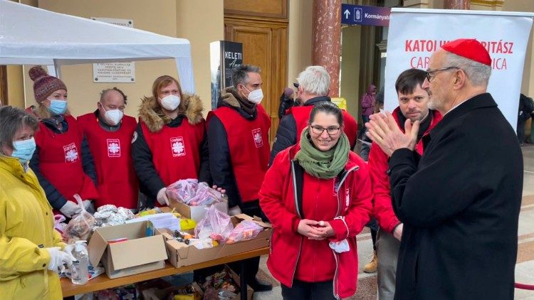 Czerny bíboros a Keleti pályaudvaron az ukrajnai menekültekkel és az önkéntesekkel találkozott