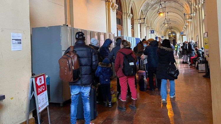 Érkeznek a menekültek a Keleti pályaudvarra